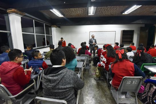 niño-roba-utiles-para-hacer-tarea niño-roba-utiles-para-hacer-tarea
