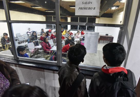 niño-roba-utiles-para-hacer-tarea niño-roba-utiles-para-hacer-tarea