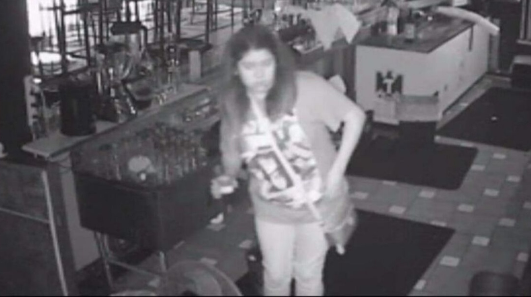 La dejan encerrada en el bar y se disculpan con 6 meses de alcohol gratis