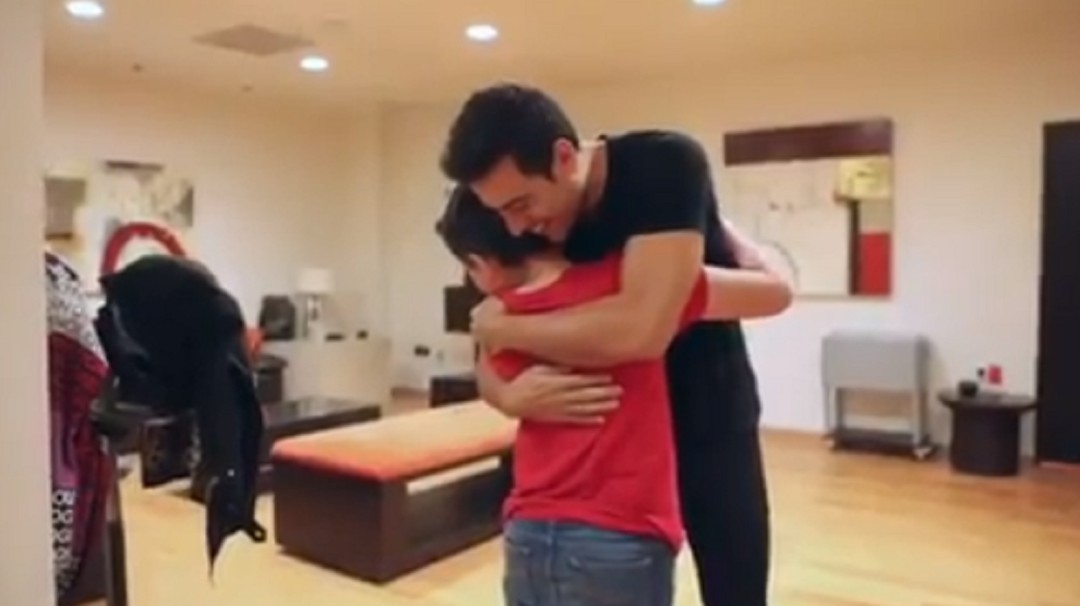 Esto me llenó el corazón; Carlos Rivera conoce a su pequeño fan