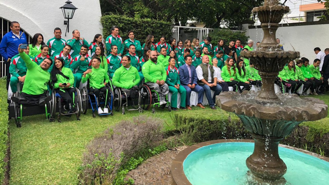 Entregan estímulos económicos a deportistas panamericanos