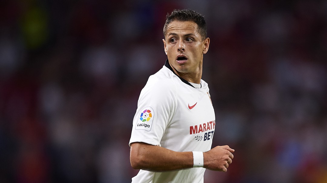 Piden la titularidad del "Chicharito" en el Sevilla