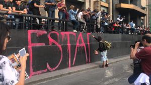 Conmemoración del caso Ayotzinapa acaba en destrozos Conmemoración del caso Ayotzinapa acaba en destrozos