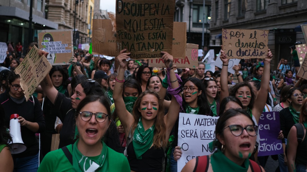 Marchan a favor de la despenalización del aborto
