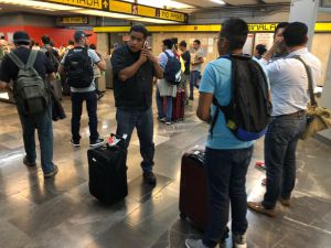 Policías federales levantan bloqueo en AICM Policías federales levantan bloqueo en AICM