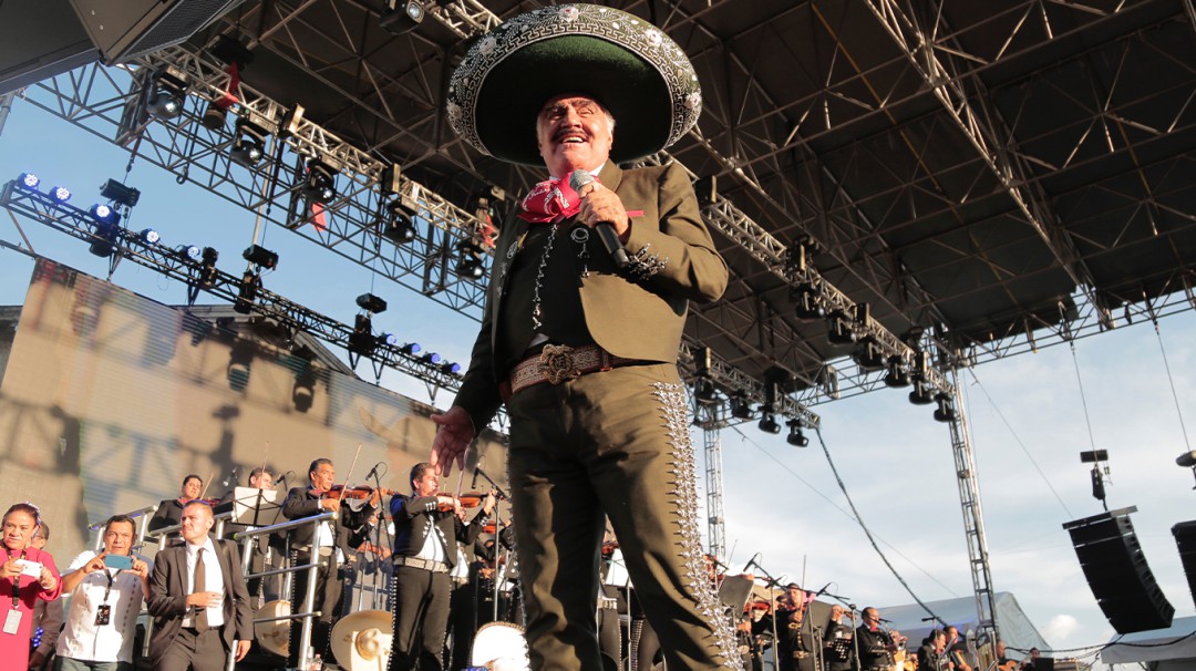 Homenajean a Vicente Fernández en vida