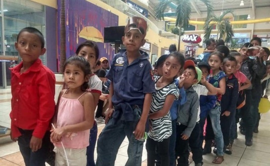 El pueblo donde habitan es un lugar que está rodeado de muchas carencias El pueblo donde habitan es un lugar que está rodeado de muchas carencias