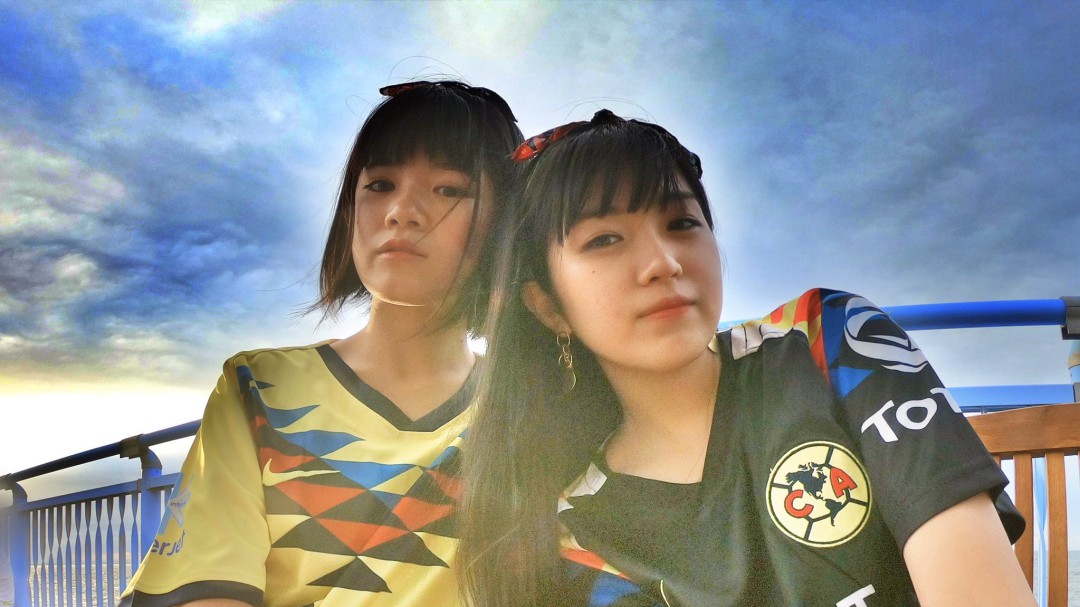 Japonesas cantan el himno del América