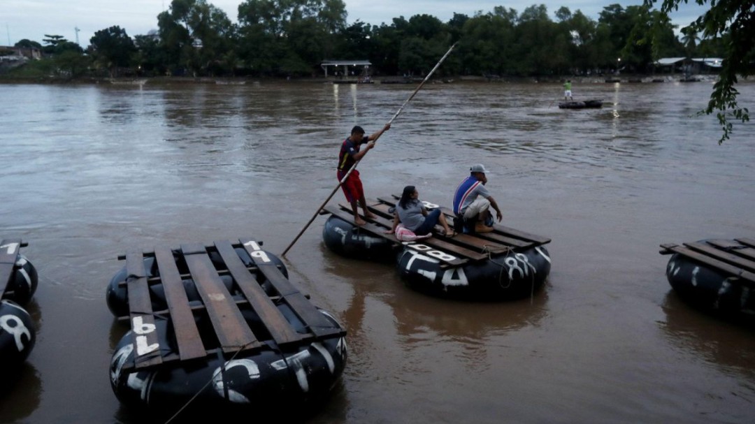 Vuelca balsa con migrantes en Chiapas; mueren dos