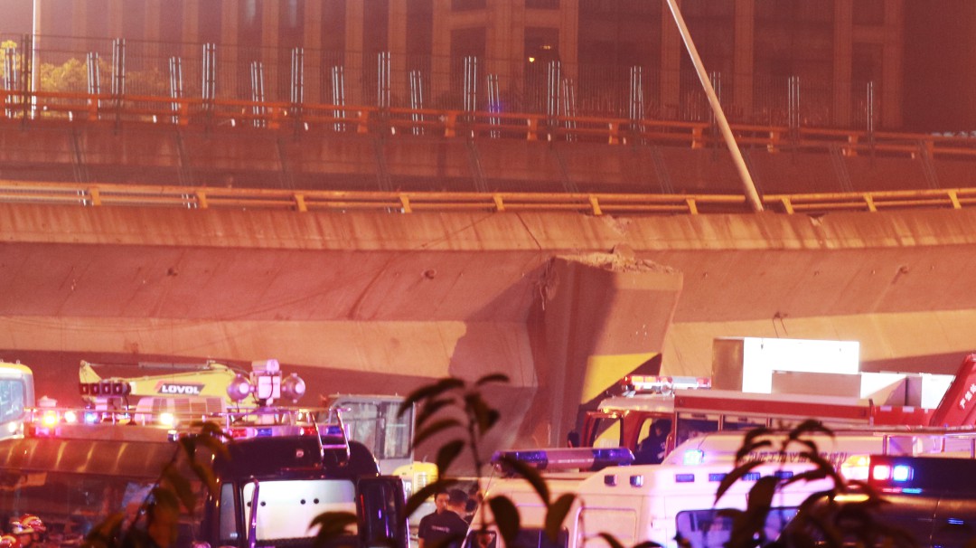 Captan el momento exacto en que colapsa puente vehícular y cae sobre carros