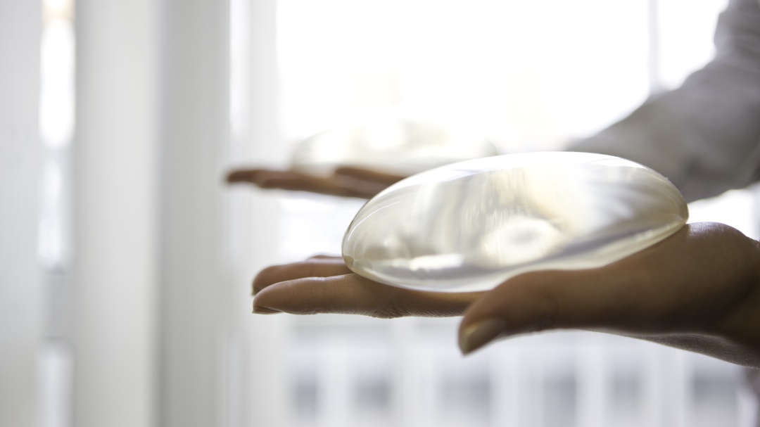 Cuidado con los implantes de mama
