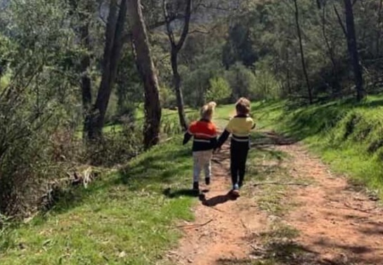 La madre solo quería tomar una foto, pero no sabía que sus hijos estaban en peligro La madre solo quería tomar una foto, pero no sabía que sus hijos estaban en peligro
