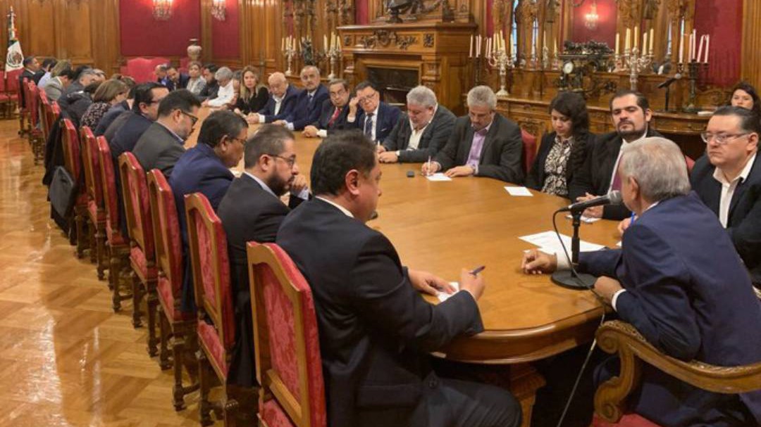 Prohíbe AMLO a funcionarios interferir en asuntos partidistas y electorales