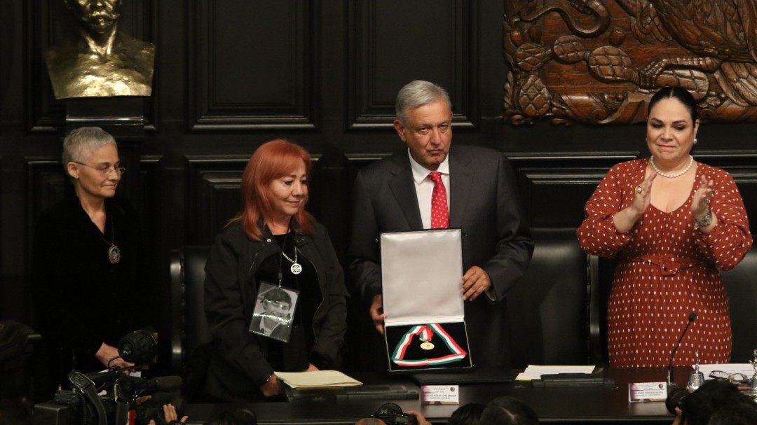 Ibarra deja medalla en custodia de AMLO hasta que esclarezca desapariciones