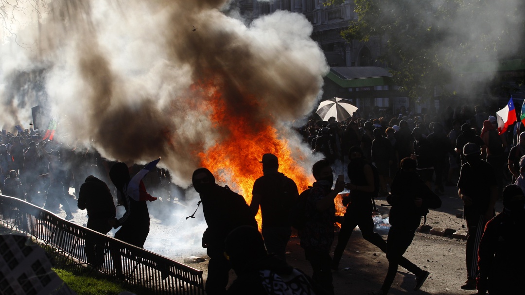 Violentos enfrentamientos marcan el décimo día de protestas en Chile