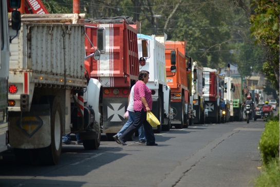 Los transportistas se manifiestan para pedir el cese del doble remolque, más seguridad, o la baja en los precios de combustibles entre otras peticiones Los transportistas se manifiestan para pedir el cese del doble remolque, más seguridad, o la baja en los precios de combustibles entre otras peticiones