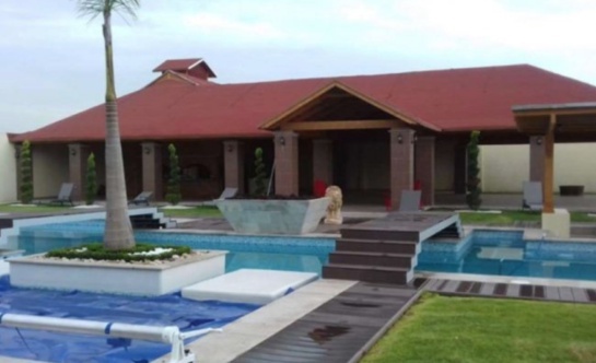La propiedad alberga nada más y nada menos que 7 piscinas, amplios jardines, interiores con pared de madera y un bar con un espacio para lo que podría ser una cocina La propiedad alberga nada más y nada menos que 7 piscinas, amplios jardines, interiores con pared de madera y un bar con un espacio para lo que podría ser una cocina