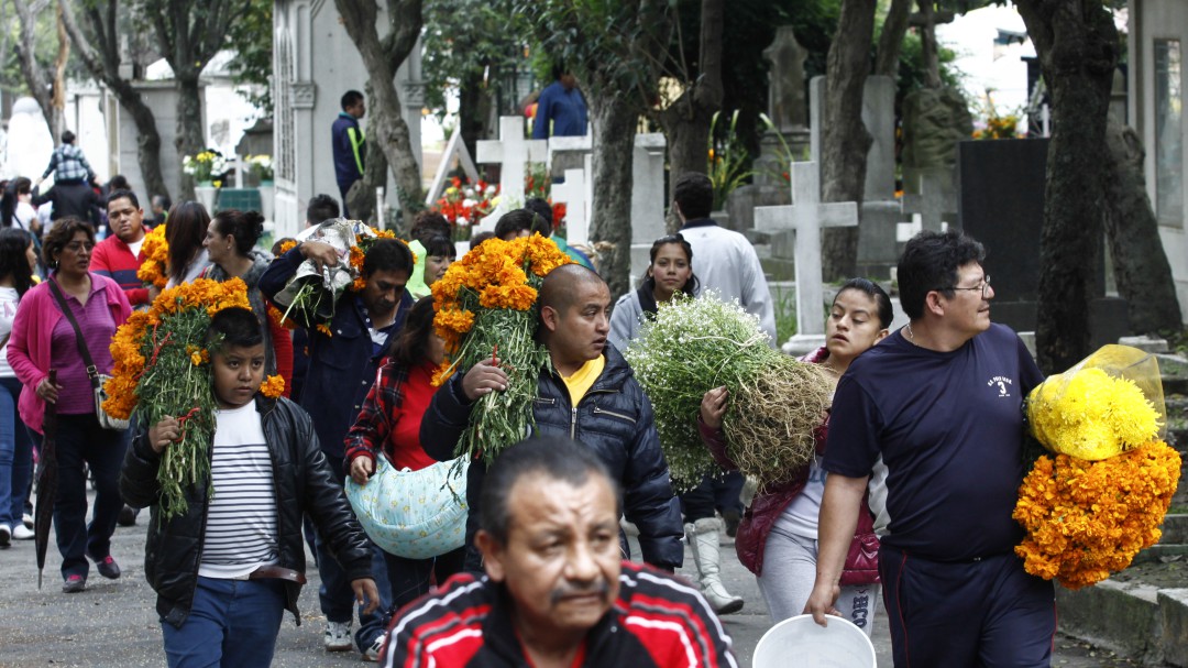 Más de 10 mil policías vigilarán panteones este Día de Muertos