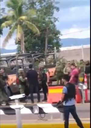 Aquel día se empezaron a hacer virales fotografías incomprensibles en las que se ve a un grupo de militares junto con civiles armados Aquel día se empezaron a hacer virales fotografías incomprensibles en las que se ve a un grupo de militares junto con civiles armados
