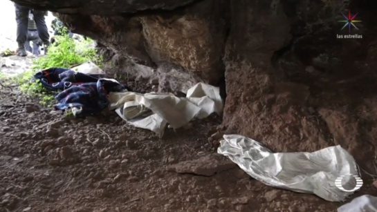 En la cueva se encontraron insumos para hacer alimentos, cobijas, ropa y armas En la cueva se encontraron insumos para hacer alimentos, cobijas, ropa y armas