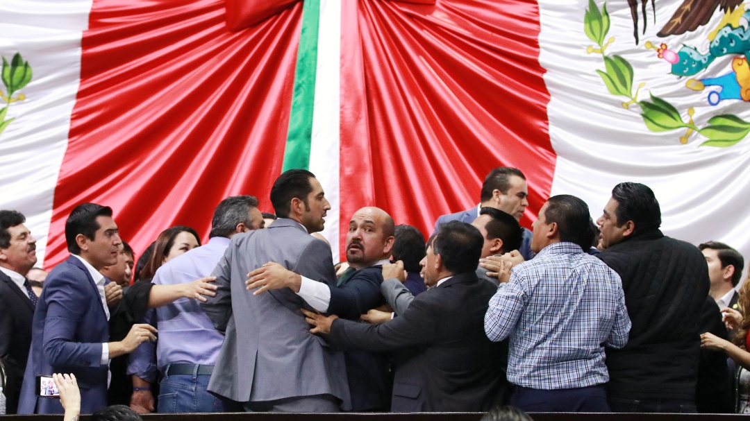 Tras trifulca, diputados posponen discusión que iniciaron sobre "Ley Nieto'