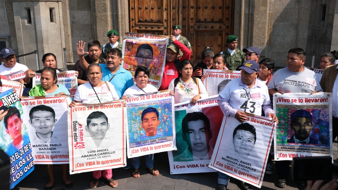 Piden consignar a exfuncionarios y policías federales por caso Iguala