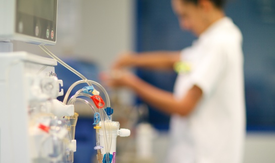 Una tecnología regenerativa de absorción presente en la terapia con el riñón artificial permite administrar diálisis en dosis altas con un bajo volumen de solución de diálisis Una tecnología regenerativa de absorción presente en la terapia con el riñón artificial permite administrar diálisis en dosis altas con un bajo volumen de solución de diálisis