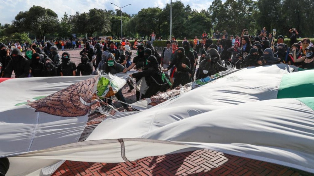 Protesta en CU deriva en vandalismo y causa destrozos en instalaciones