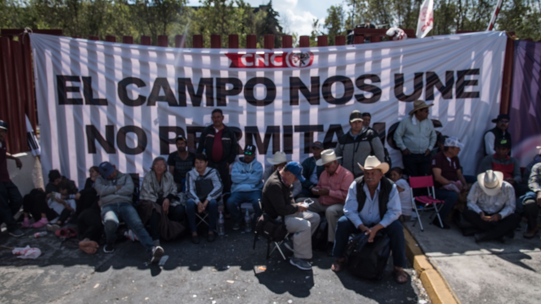 Sin acuerdos, acaba reunión de diputados con líderes campesinos y rectores