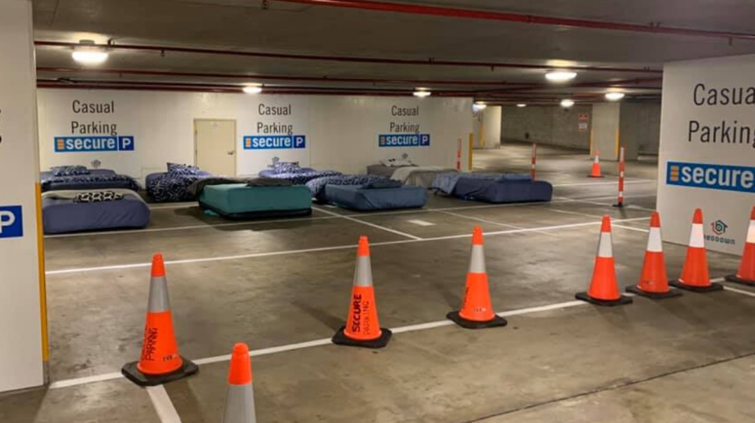 Grandes ideas; en estacionamiento ponen camas en las noches para indigentes