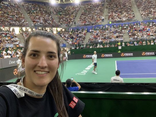 Roger Federer posa en pleno partido para que fanático lo pueda fotografiar Roger Federer posa en pleno partido para que fanático lo pueda fotografiar
