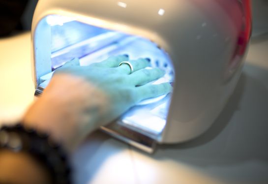 También un estudio iraní de 2018 encontró concentraciones similares de benceno, etilbenceno y xileno en los salones de belleza de Teherán. También un estudio iraní de 2018 encontró concentraciones similares de benceno, etilbenceno y xileno en los salones de belleza de Teherán.