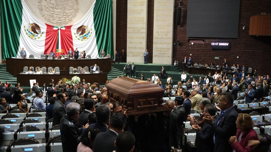 Dan ultimo adiós a diputado en recinto de San Lázaro