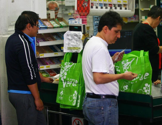 Los clientes también están recurriendo a las bolsas de tela para llevar sus compras Los clientes también están recurriendo a las bolsas de tela para llevar sus compras