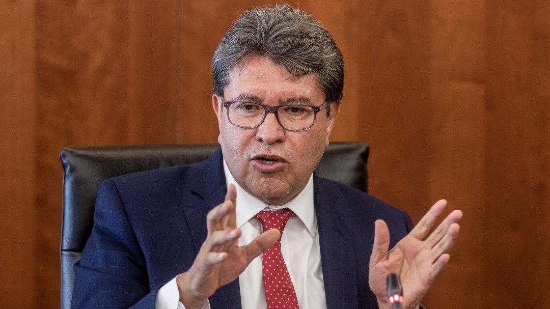 Monreal pide corregir recorte a sueldo de senadores