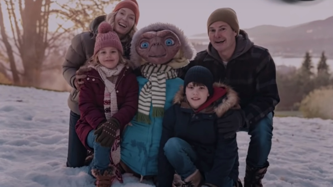 E.T. y Elliot vuelven a estar juntos en la Tierra para esta Navidad