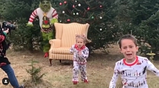 El Grinch hizo pasar un trago amargo a 2 pequeños El Grinch hizo pasar un trago amargo a 2 pequeños
