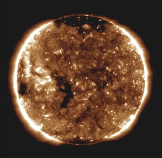 El punto negro a la izquierda ha sido identificado como la fuente del viento solar lento que fluye constantemente El punto negro a la izquierda ha sido identificado como la fuente del viento solar lento que fluye constantemente