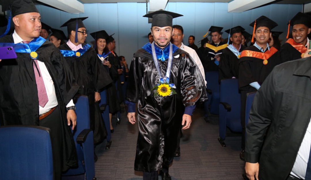 Nunca es tarde; Manny Pacquiao se gradúa a los 40 años de la Universidad