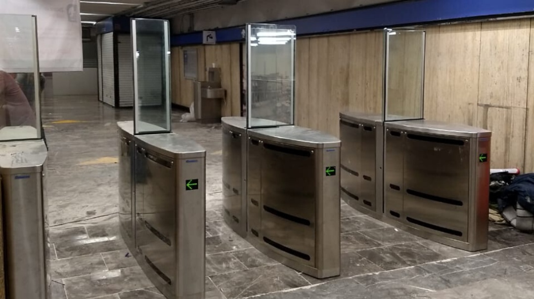 En Metro Zócalo, instalan nuevos torniquetes con sensores de movimiento