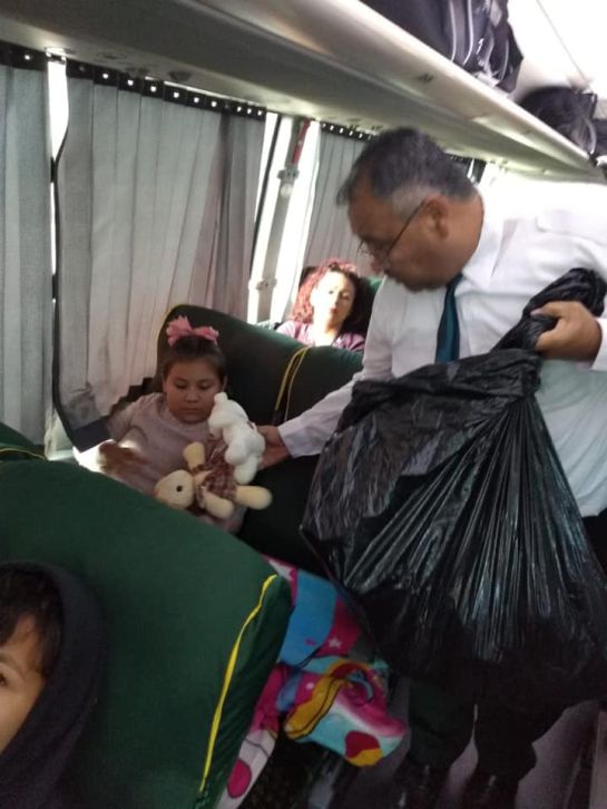 Como Santa; chofer da regalos en su viaje de Navidad Como Santa; chofer da regalos en su viaje de Navidad