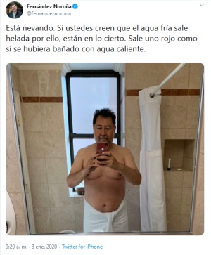 Fernández Noroña desata memes en redes sociales por subir foto en toalla