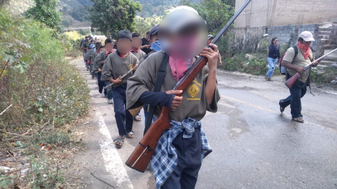 Policía comunitaria arma a niños en Guerrero