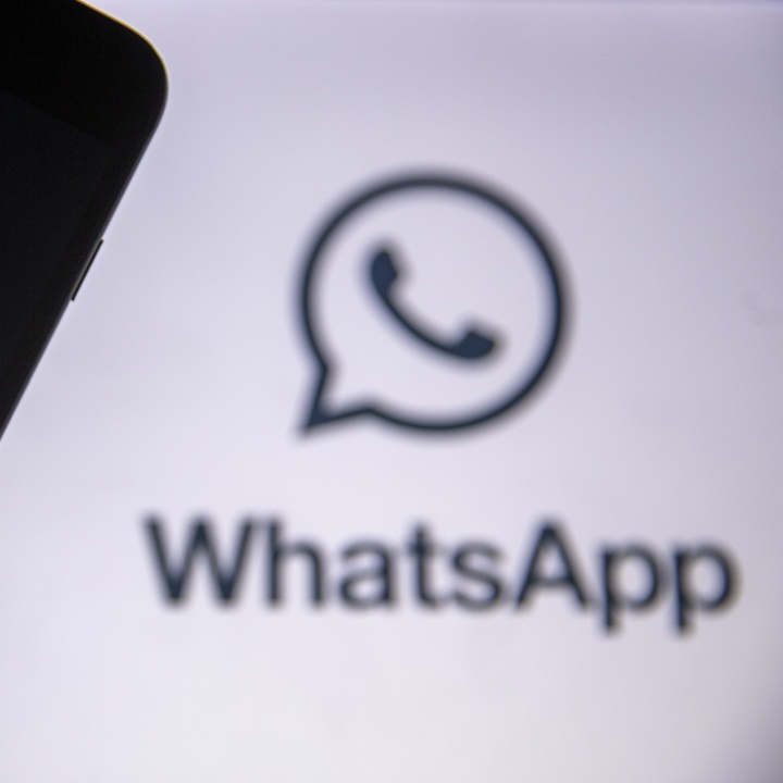 Llega modo oscuro a WhatsApp; cómo activarlo y sus beneficios
