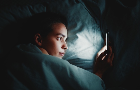 Tener la luz azul puede ser perjudicial cuando se quiere dormir Tener la luz azul puede ser perjudicial cuando se quiere dormir