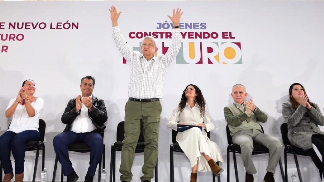 La política y la economía también son asunto del pueblo: AMLO