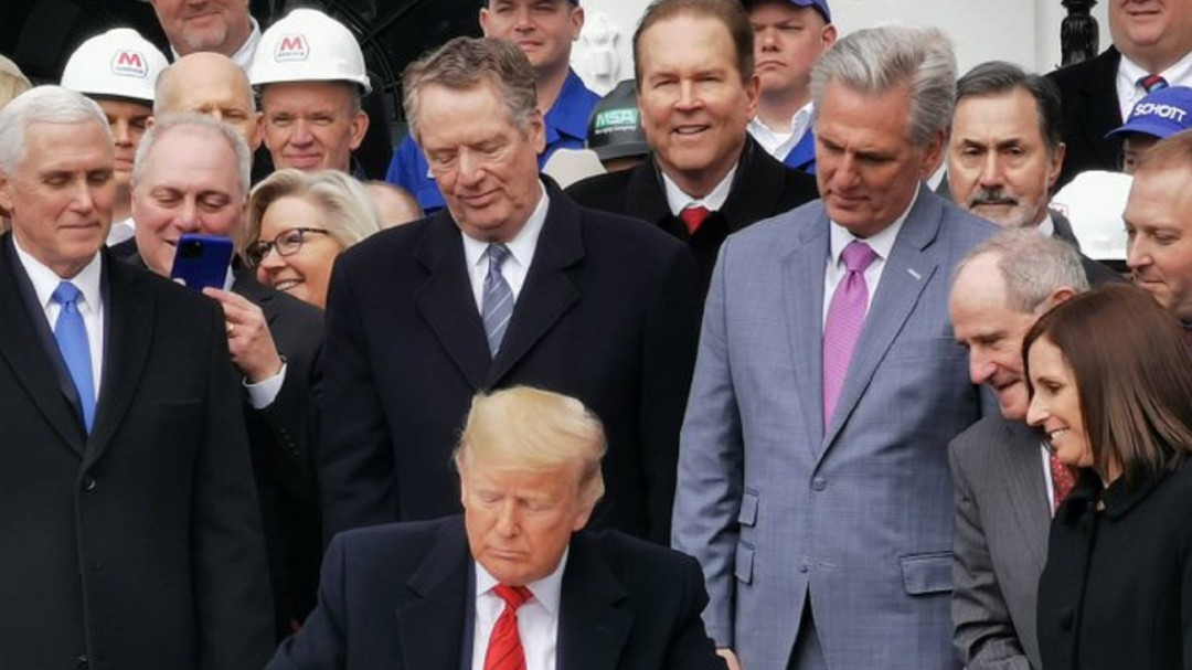 Trump firma T-MEC; resalta excelente amistad con AMLO
