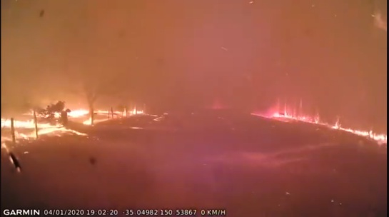 Todo fue en cuestión de minutos, pues una carretera que parecía estar de lo más tranquila quedó cubierta por una nube de humo y fuego Todo fue en cuestión de minutos, pues una carretera que parecía estar de lo más tranquila quedó cubierta por una nube de humo y fuego