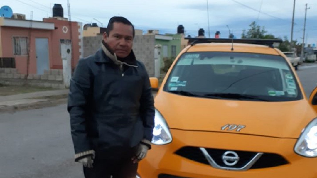 Taxista honrado; conductor de taxi devuelve cartera con 12 mil pesos