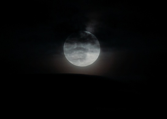 Las superlunas ocurren cuando la órbita elíptica de la Luna la lleva al punto más cercano a la Tierra mientras la luna está llena, según la NASA Las superlunas ocurren cuando la órbita elíptica de la Luna la lleva al punto más cercano a la Tierra mientras la luna está llena, según la NASA